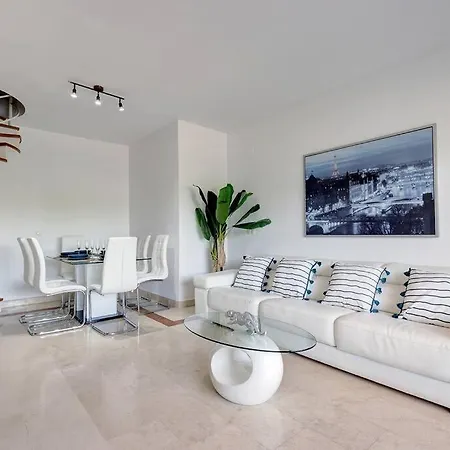 아파트 Stunning Duplex 5 Minutes From Puerto Banus *